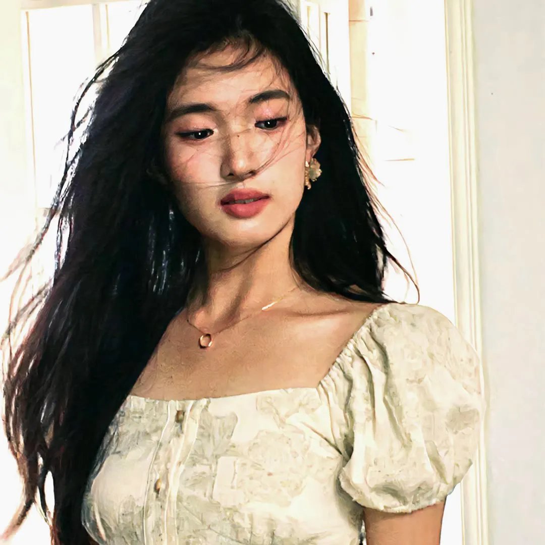 穿风信子蓝的少女